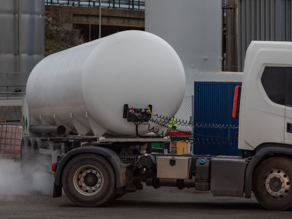 Applicazione di rivestimento isolante liquido termoriflettente Temp Coat 101 su cisterna stradale per autotrasporti