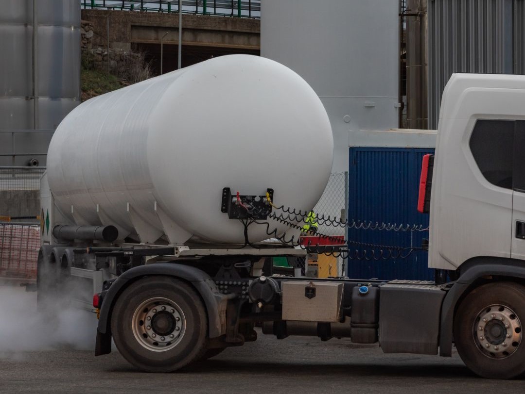 Applicazione di rivestimento isolante liquido termoriflettente Temp Coat 101 su cisterna stradale per autotrasporti