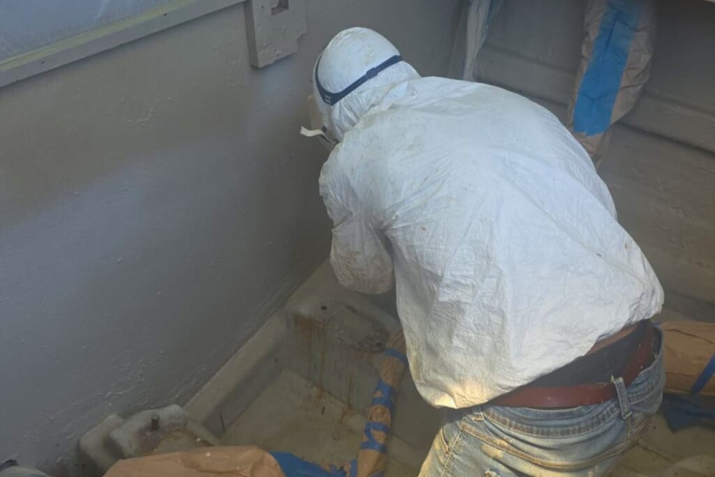 Applicazione del rivestimento antivibrante liquido e ignifugo SR1000 su una superficie industriale